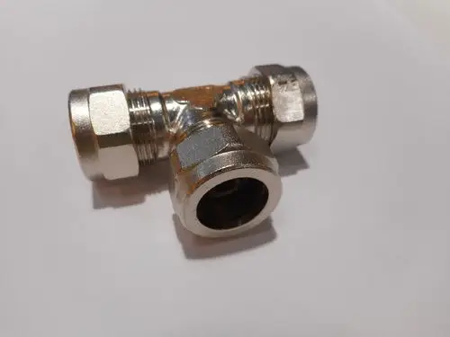 T-Stück aus Metall mit zwei Anschlussgewinden und einem Entlüfter, geeignet für Rohrleitungen, Hersteller Remeha.